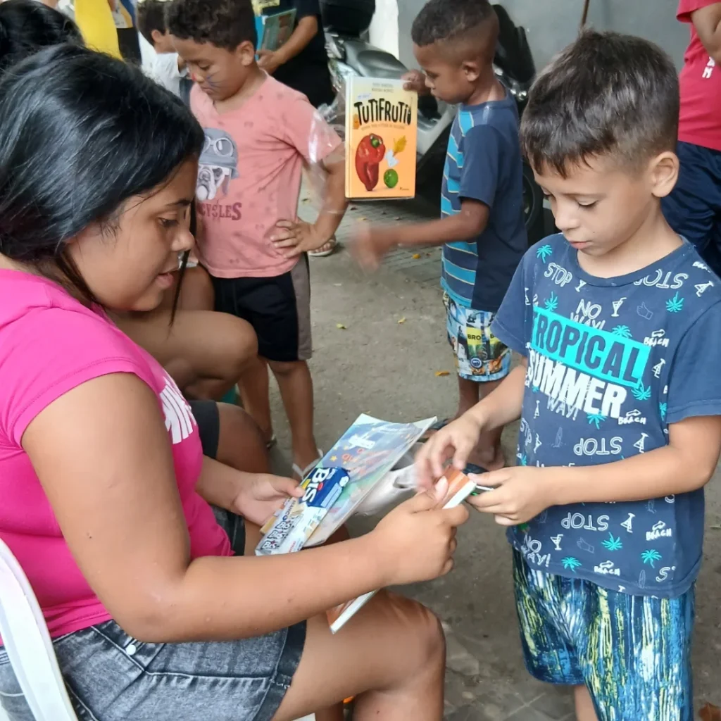 SnapInsta.to_659647337_18315477172284843_947995254001777167_n-1024x1024 Do descarte à circulação do saber: projeto ressignifica livros e amplia acesso à leitura em periferias de São Paulo